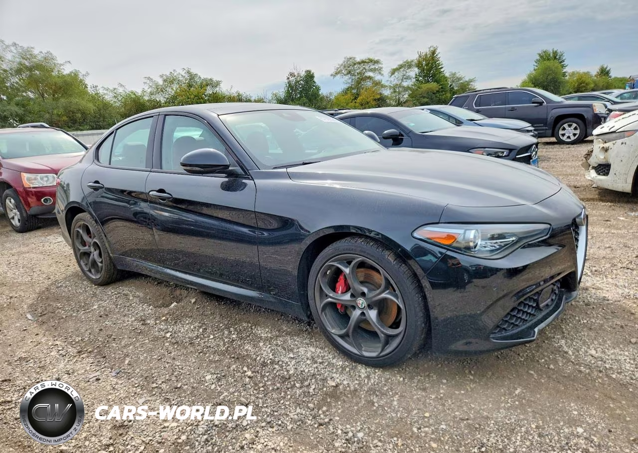 2018 Alfa Romeo Giulia Ti Q4 VIN:ZARFAEEN9J7567038 - 4