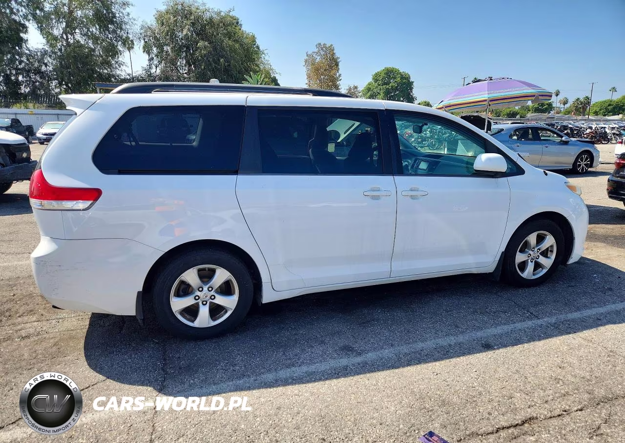 2013 Toyota Sienna Le VIN:5TDKK3DCXDS346584 - 3