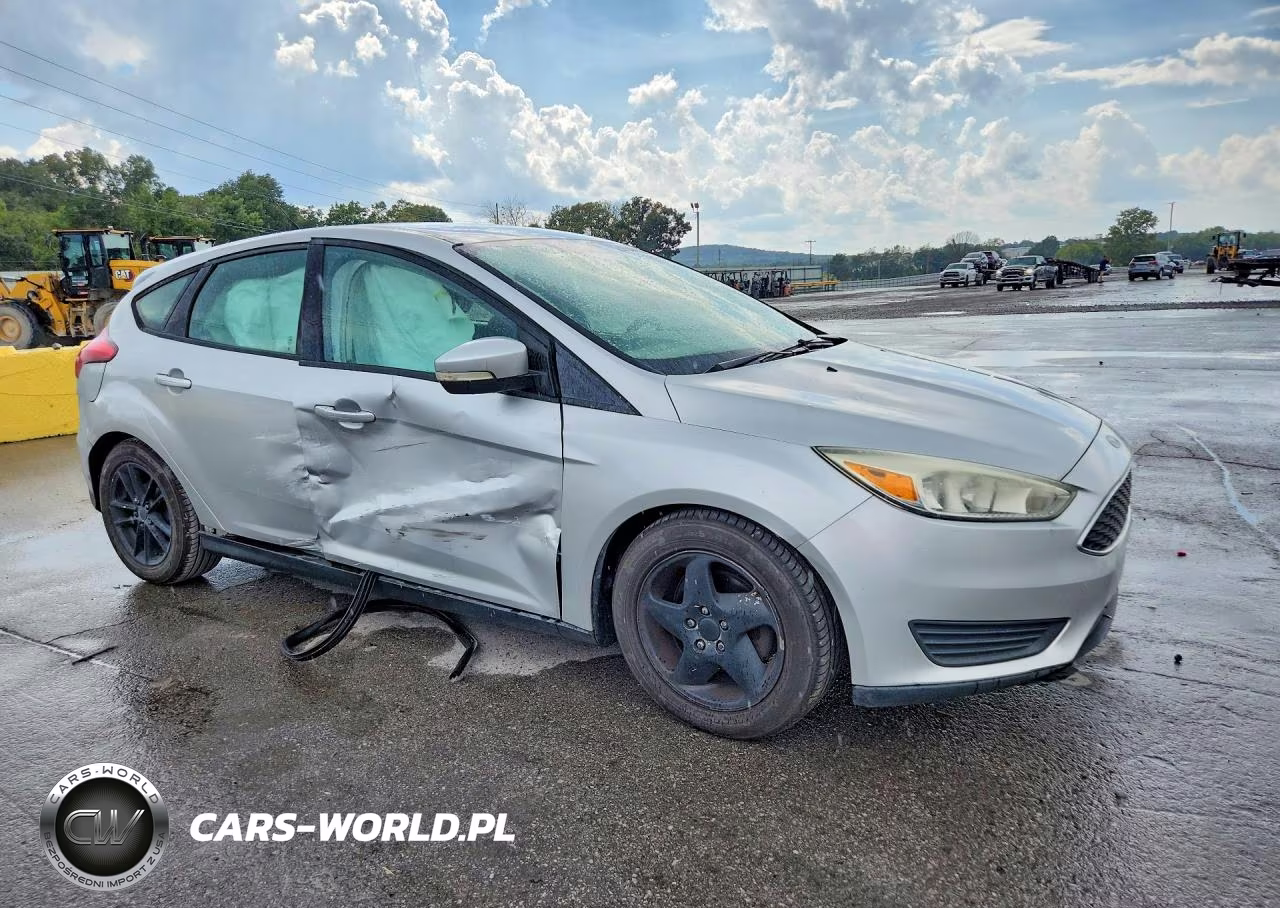 2015 Ford Focus Se VIN:1FADP3K25FL282047 - 4