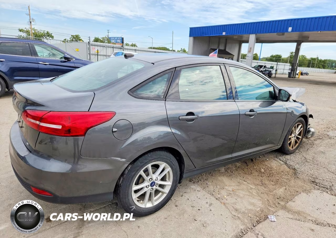 2017 Ford Focus Se VIN:1FADP3F21HL229388 - 3