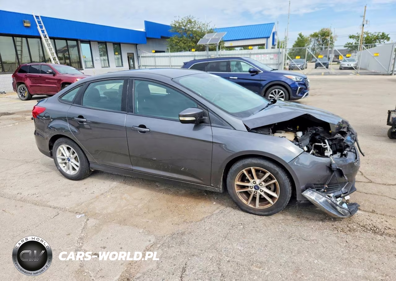 2017 Ford Focus Se VIN:1FADP3F21HL229388 - 4