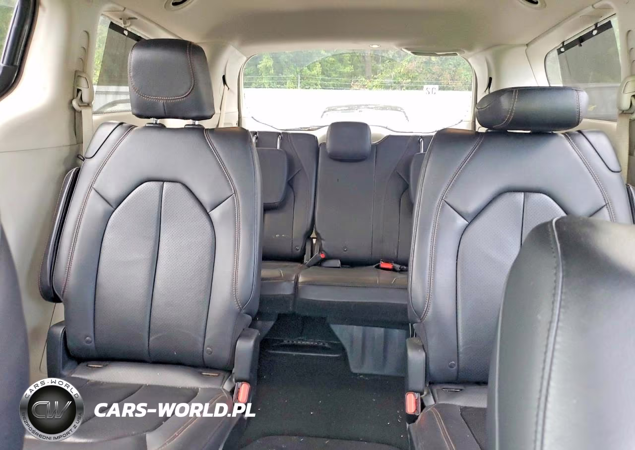 2018 Chrysler Pacifica Touring L VIN:2C4RC1BG5JR104246 - 10