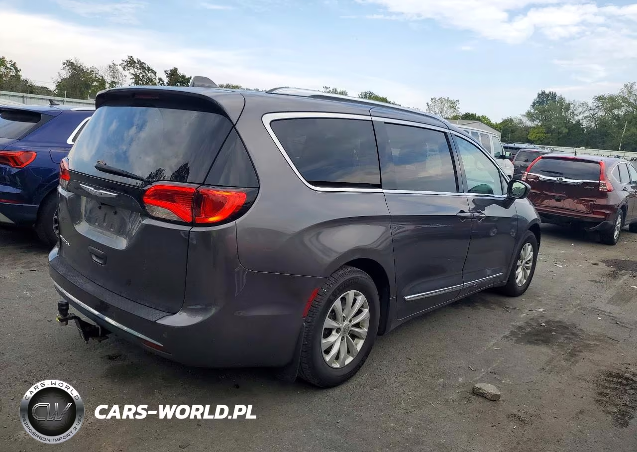 2018 Chrysler Pacifica Touring L VIN:2C4RC1BG5JR104246 - 3