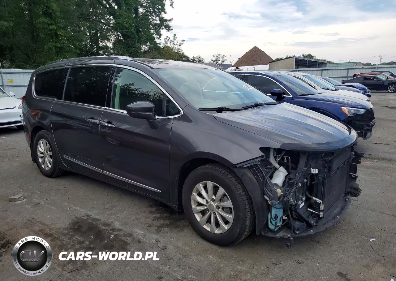 2018 Chrysler Pacifica Touring L VIN:2C4RC1BG5JR104246 - 4