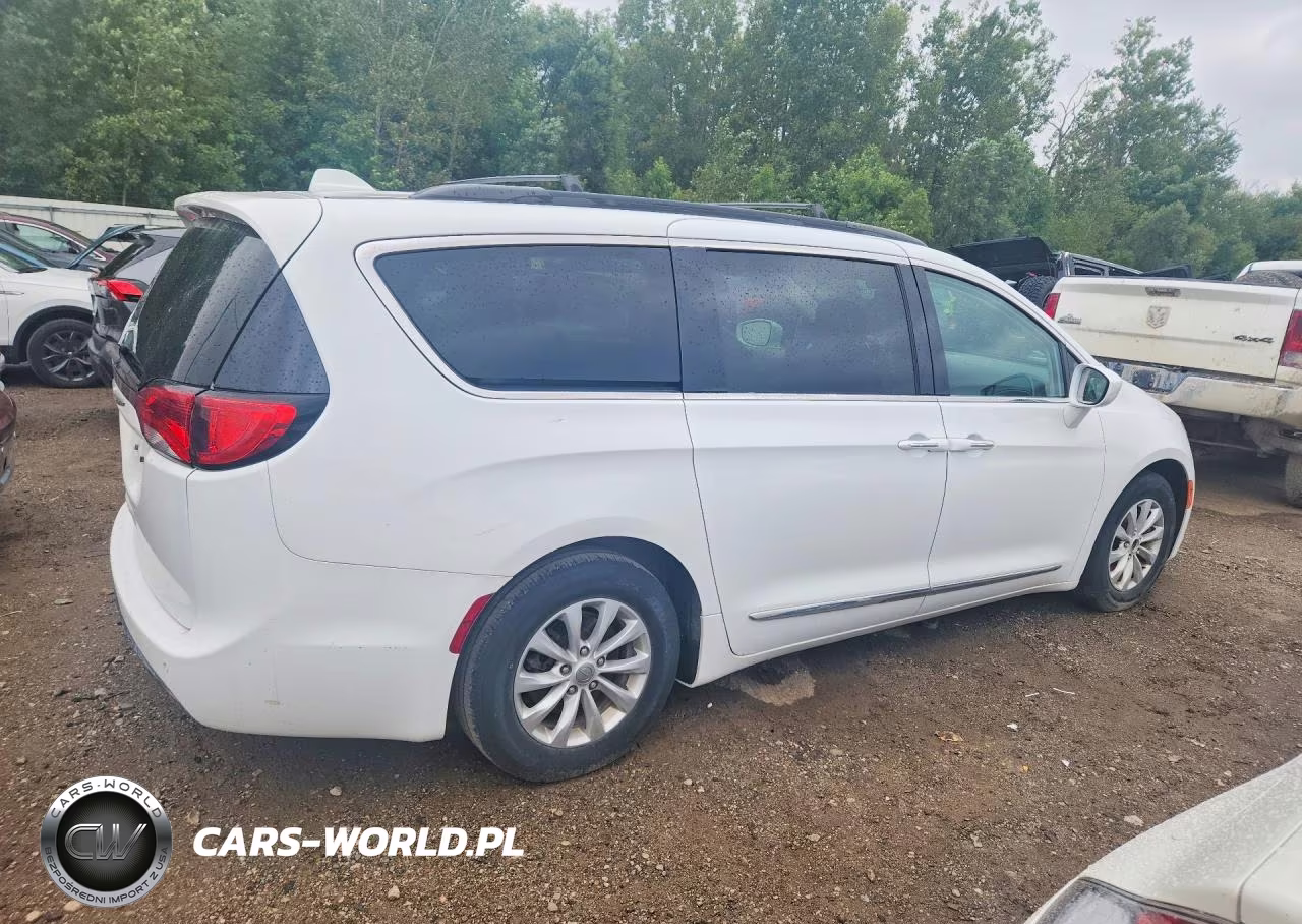 2017 Chrysler Pacifica Touring L VIN:2C4RC1BG3HR739458 - 3