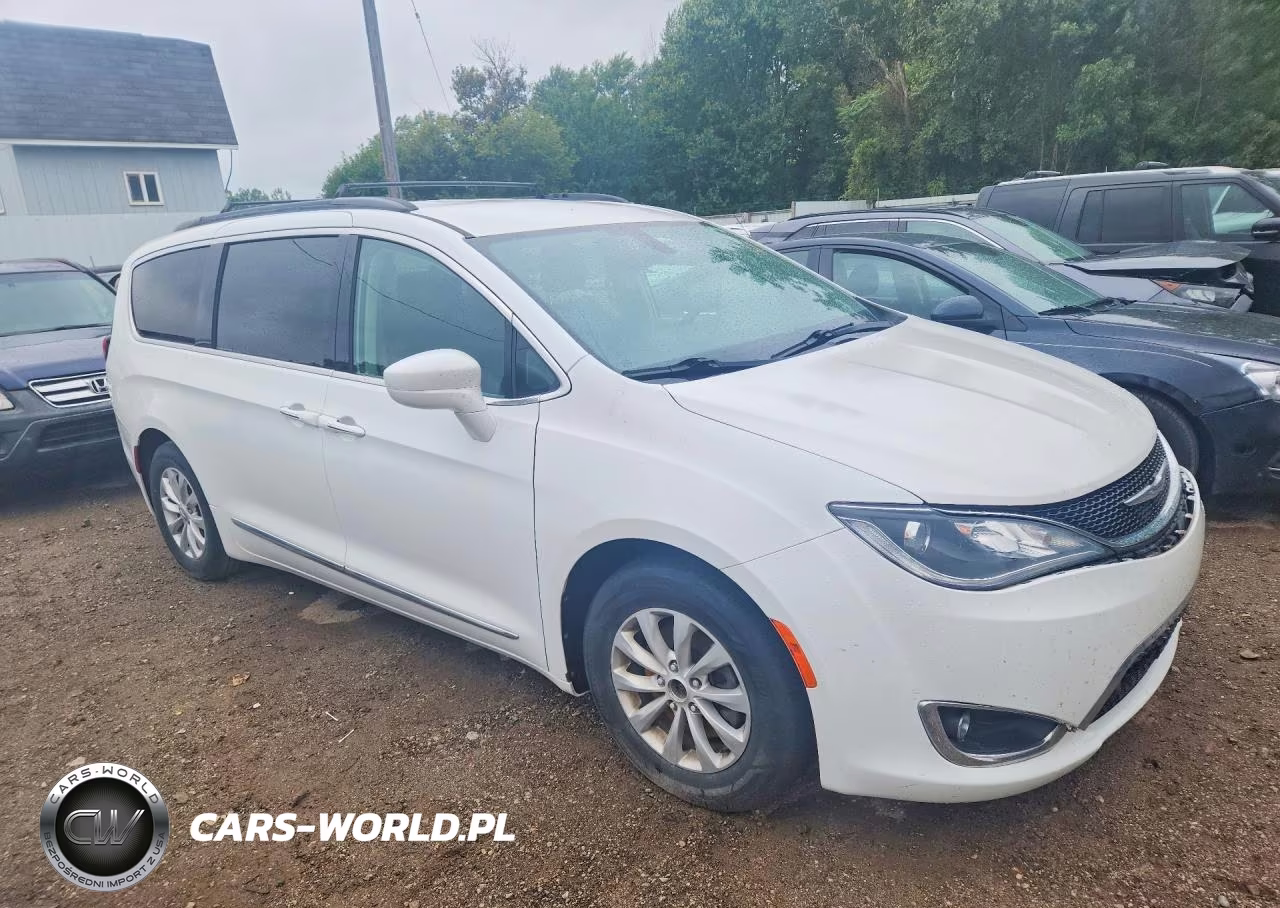 2017 Chrysler Pacifica Touring L VIN:2C4RC1BG3HR739458 - 4