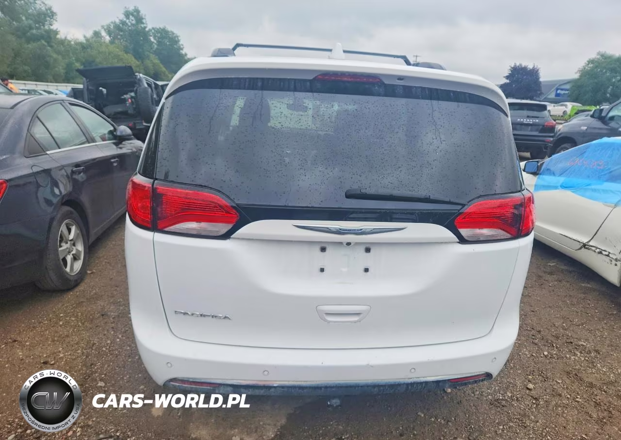2017 Chrysler Pacifica Touring L VIN:2C4RC1BG3HR739458 - 6
