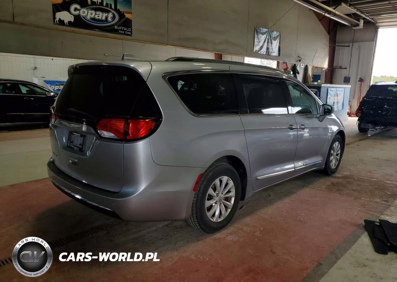 2017 Chrysler Pacifica Touring L VIN:2C4RC1BG6HR705174 - 3