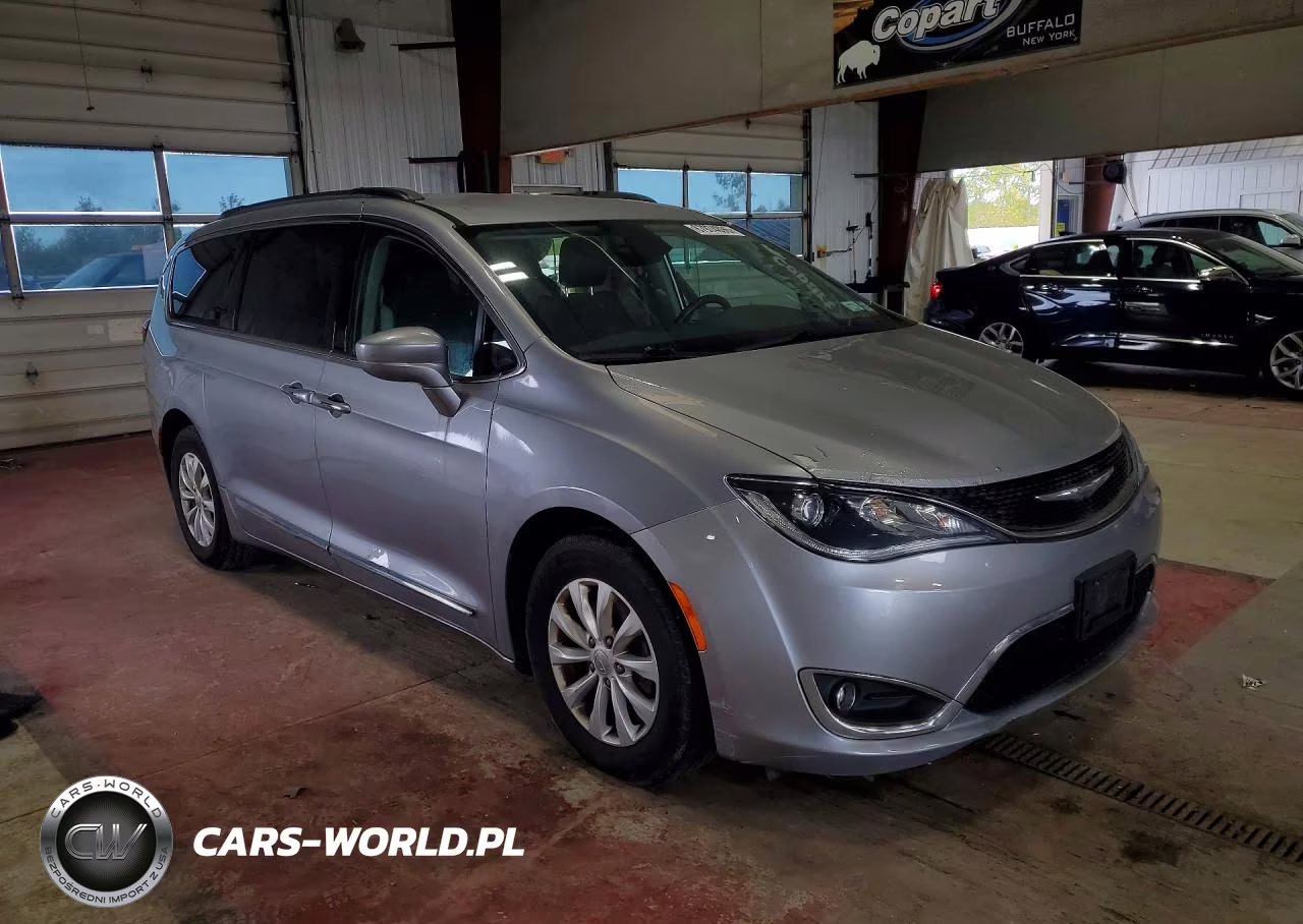 2017 Chrysler Pacifica Touring L VIN:2C4RC1BG6HR705174 - 4