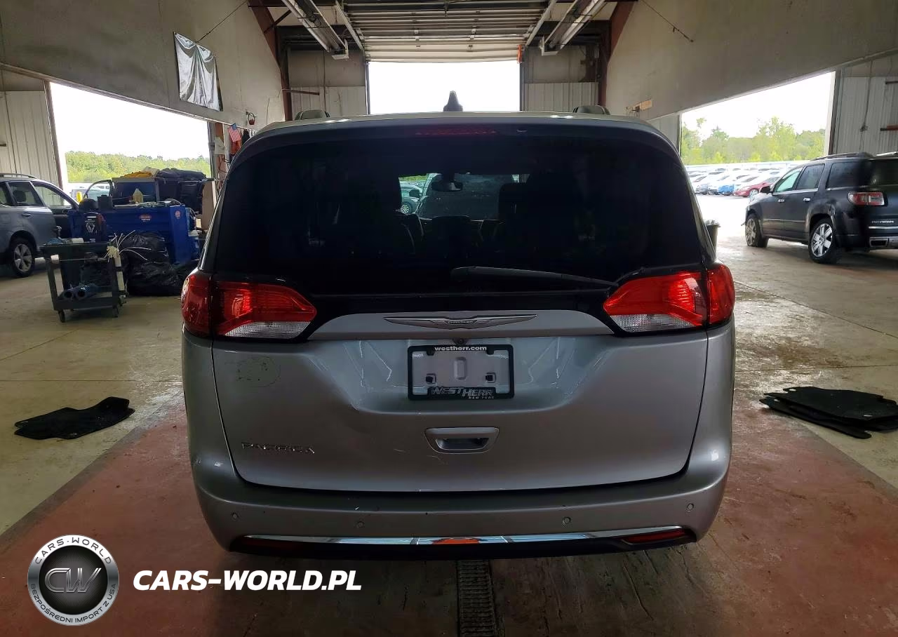 2017 Chrysler Pacifica Touring L VIN:2C4RC1BG6HR705174 - 6
