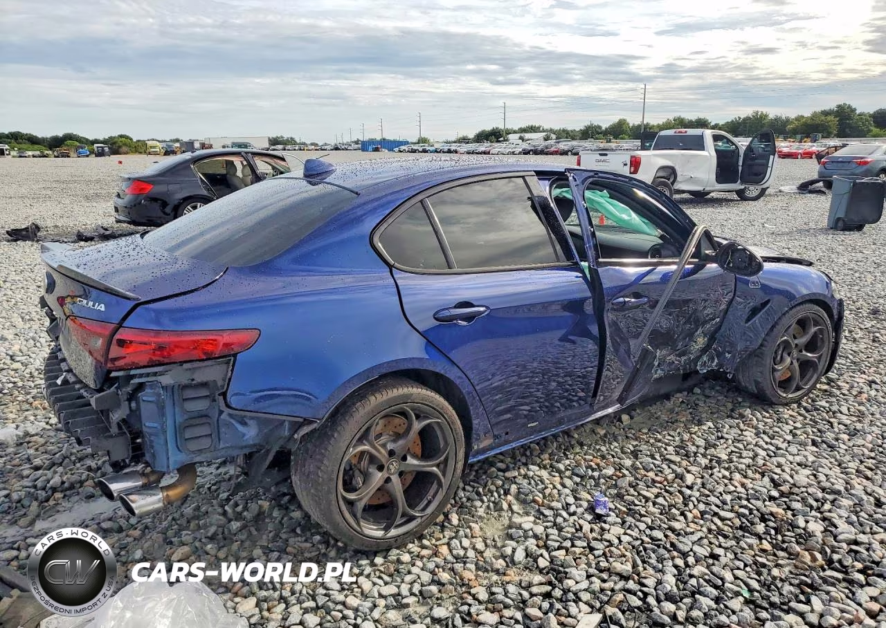 2017 Alfa Romeo Giulia Quadrifoglio VIN:ZARFAEAV0H7558566 - 3