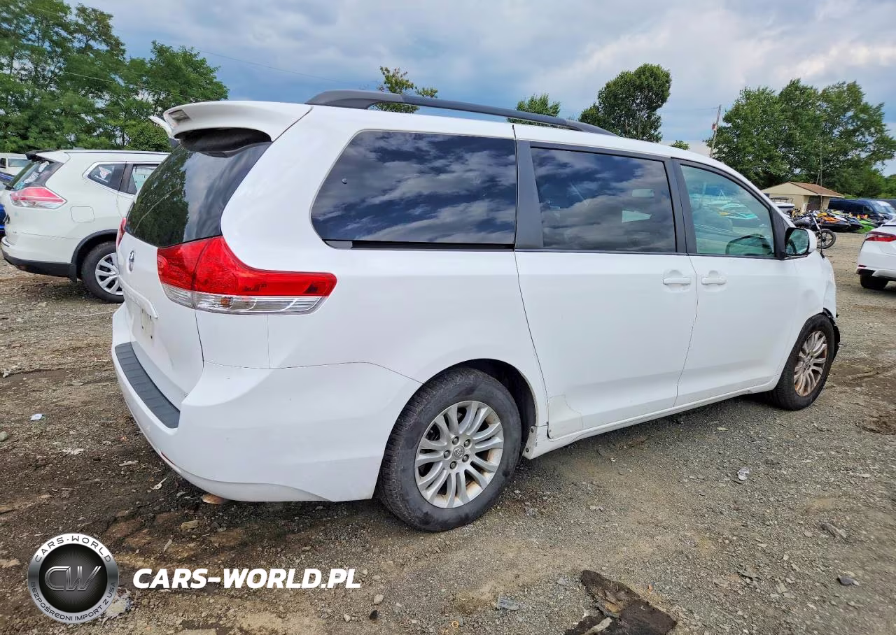 2013 Toyota Sienna Xle 8-Passenger VIN:5TDYK3DC1DS397210 - 3