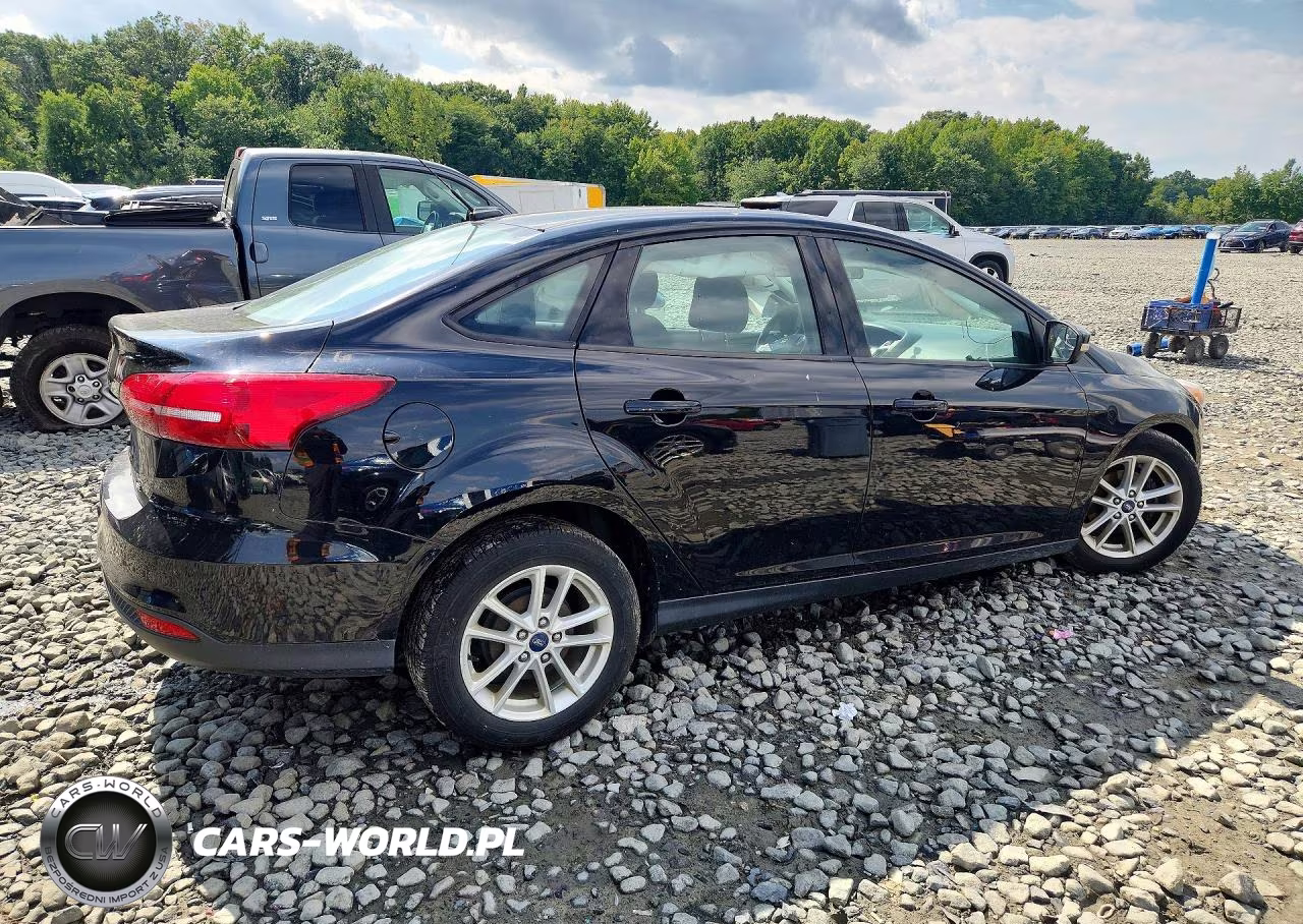 2017 Ford Focus Se VIN:1FADP3F2XHL348041 - 3