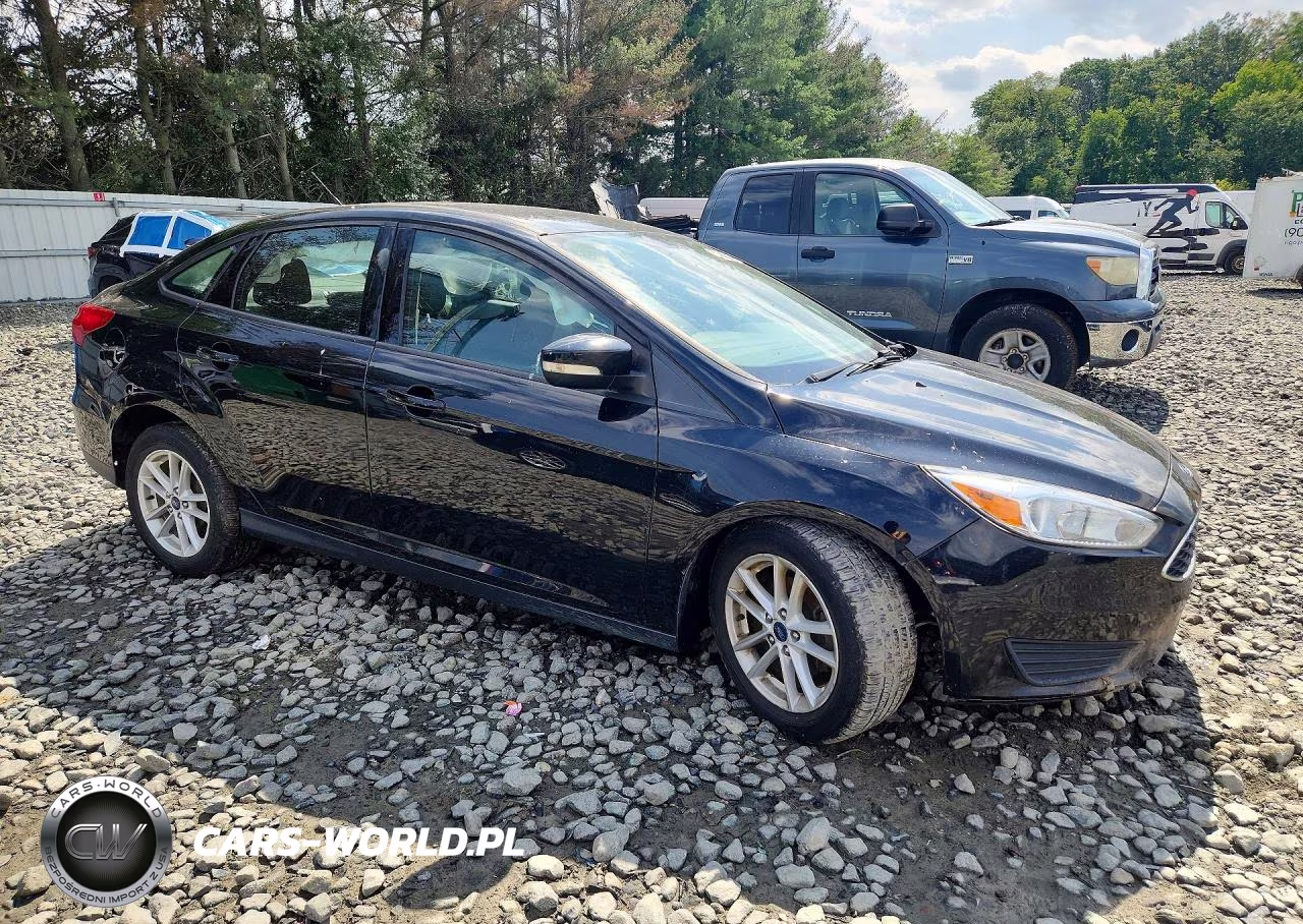2017 Ford Focus Se VIN:1FADP3F2XHL348041 - 4