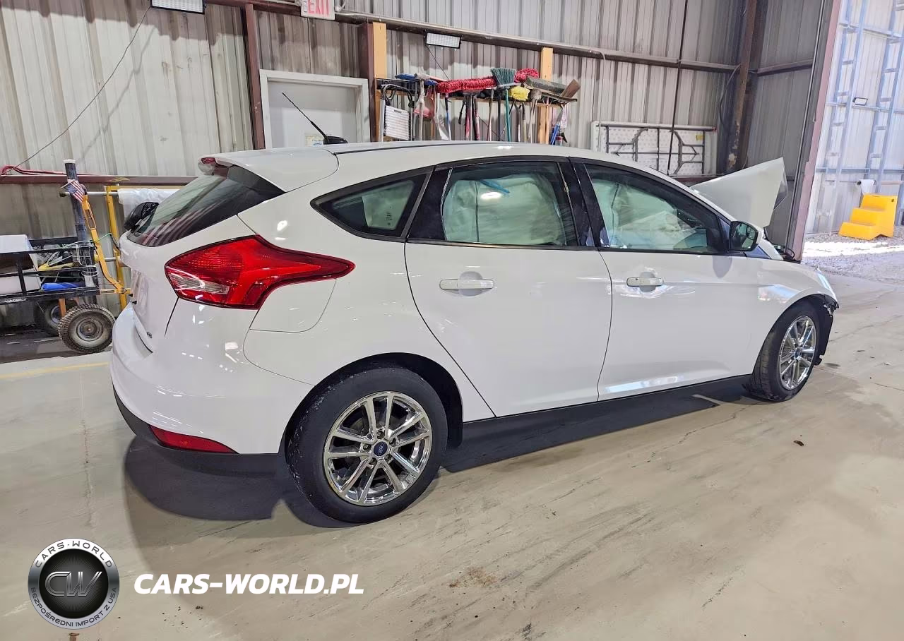 2018 Ford Focus Se VIN:1FADP3K25JL231947 - 3