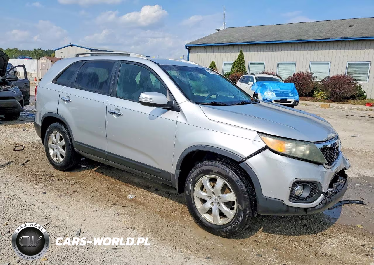 2011 Kia Sorento Lx VIN:5XYKT3A16BG173950 - 4