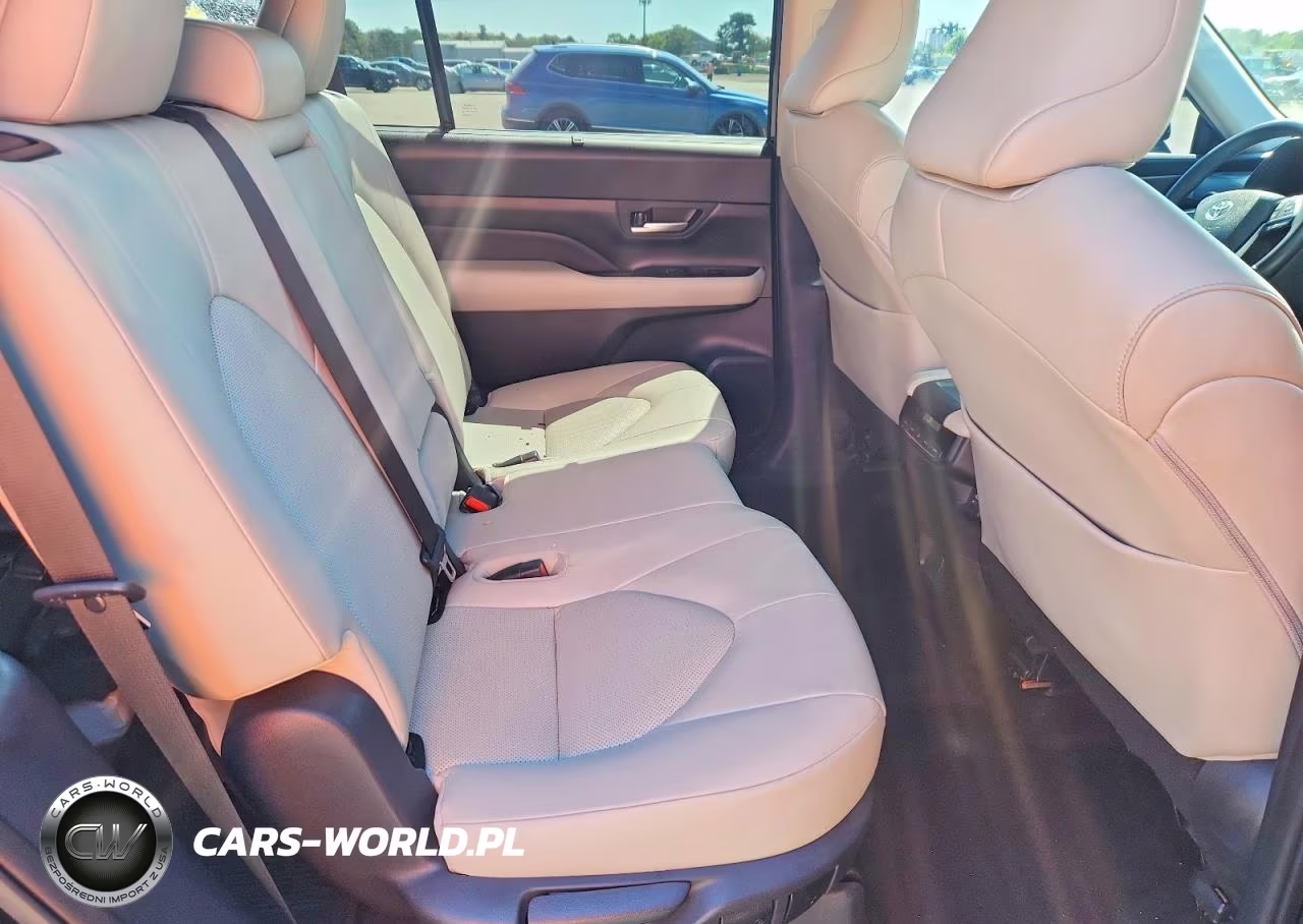 2025 Toyota Grand Highlander Xle VIN:5TDAAAB5XSS070802 - 11