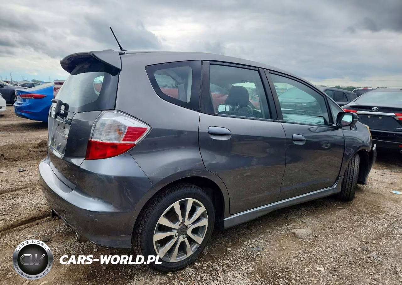 2013 Honda Fit Sport VIN:JHMGE8H54DC038221 - 3