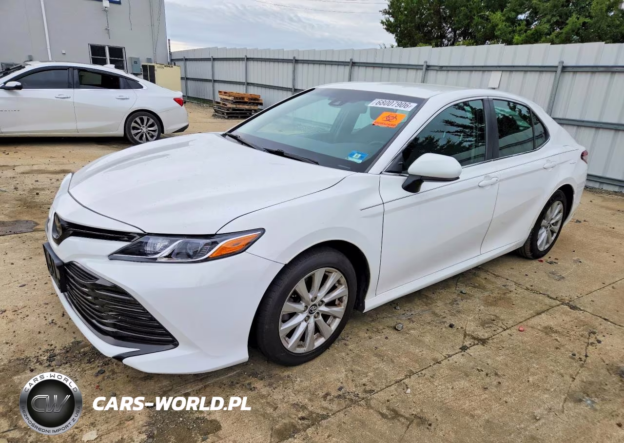 2018 Toyota Camry Le VIN:4T1B11HK6JU664777 - 1