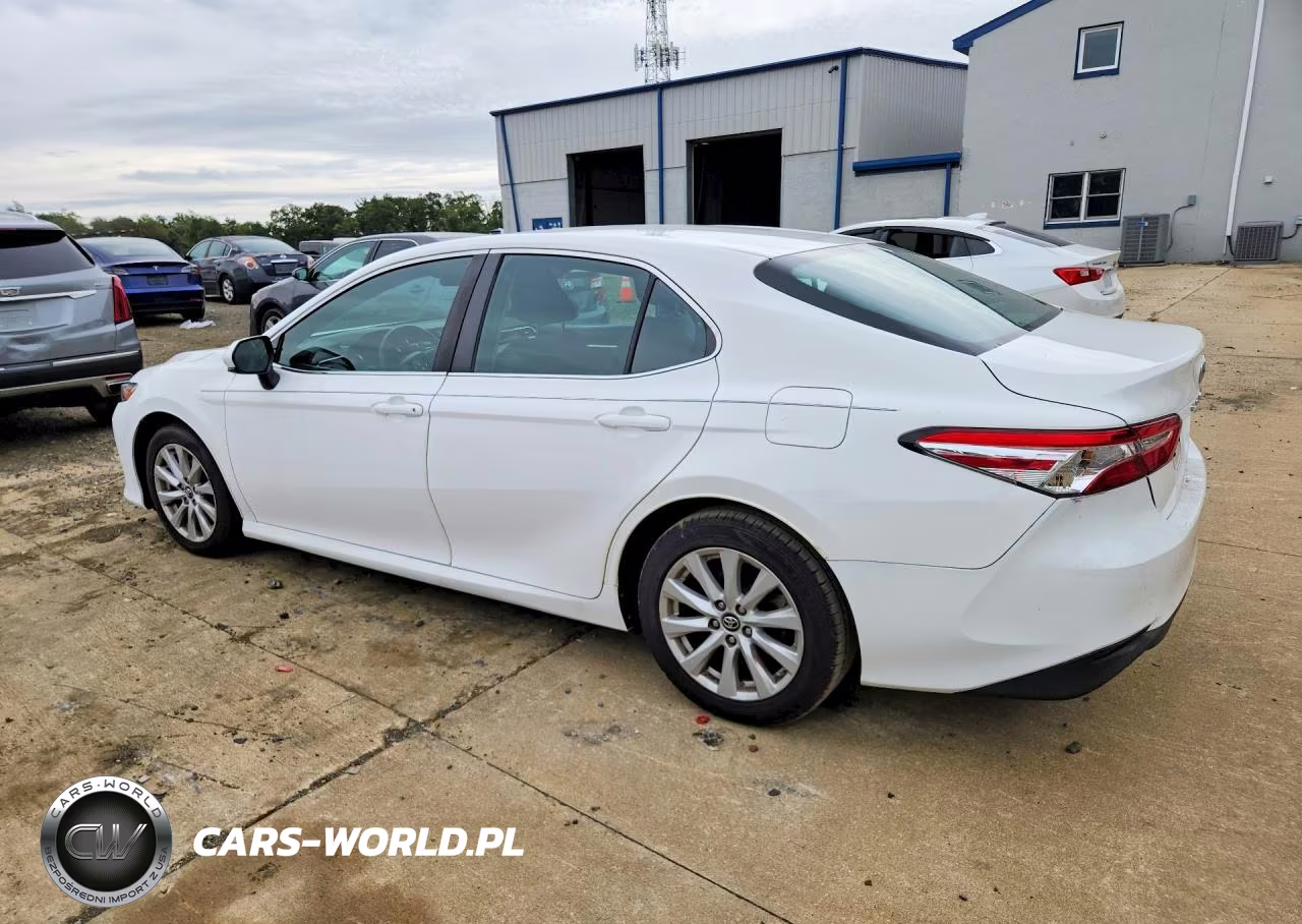 2018 Toyota Camry Le VIN:4T1B11HK6JU664777 - 2