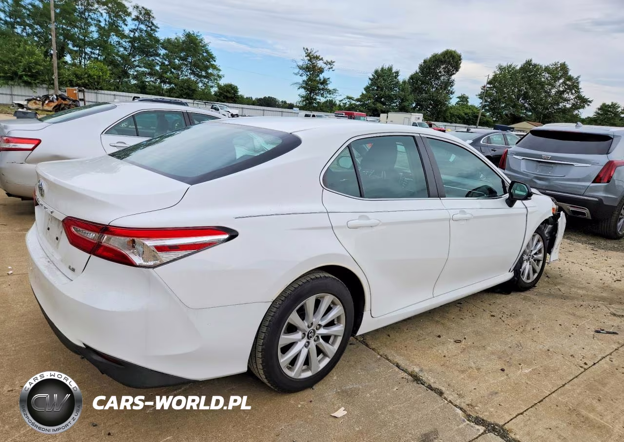 2018 Toyota Camry Le VIN:4T1B11HK6JU664777 - 3