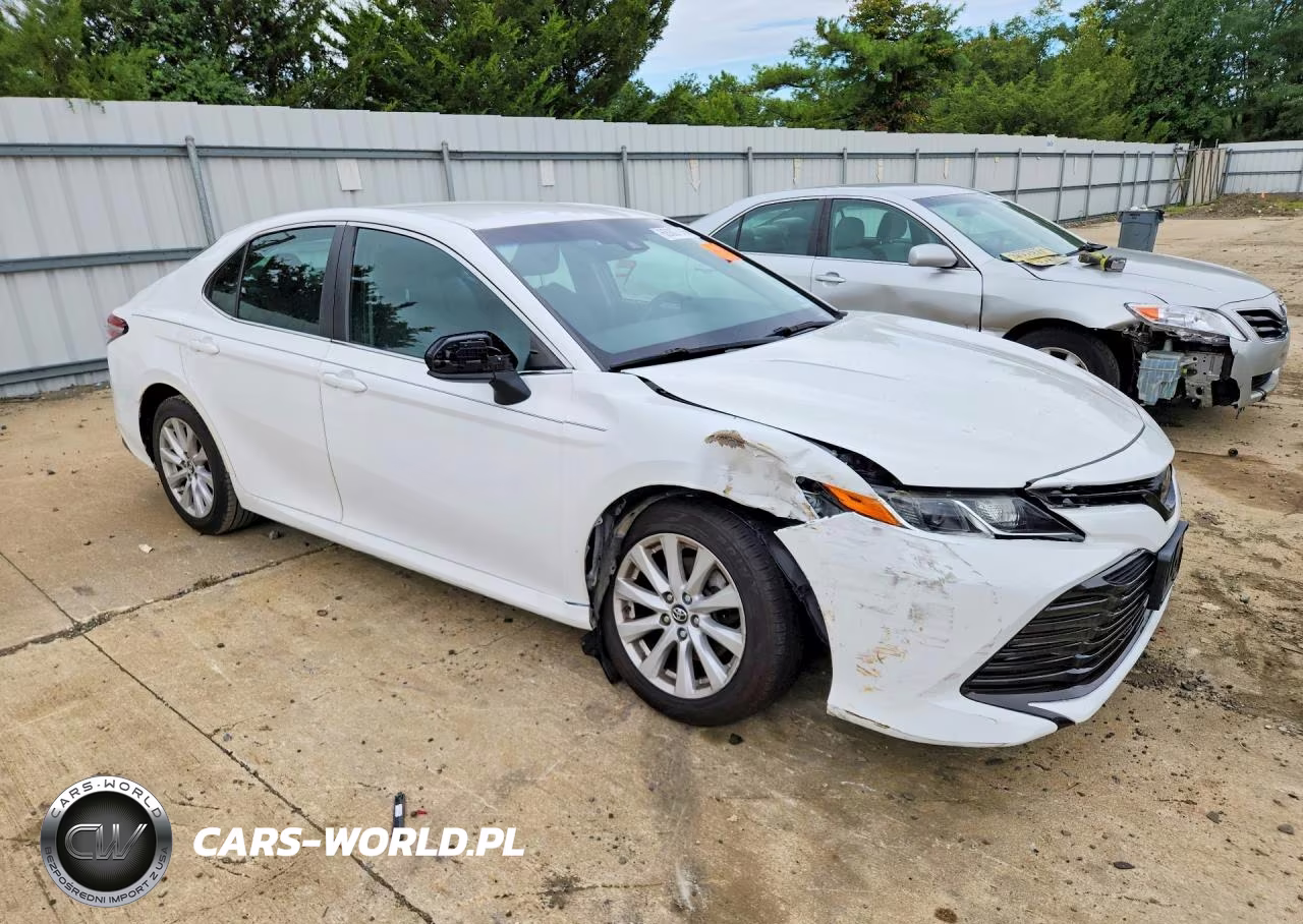 2018 Toyota Camry Le VIN:4T1B11HK6JU664777 - 4