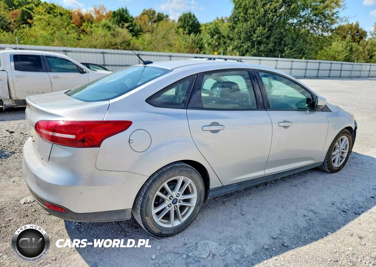 2018 Ford Focus Se VIN:1FADP3F23JL294829 - 3