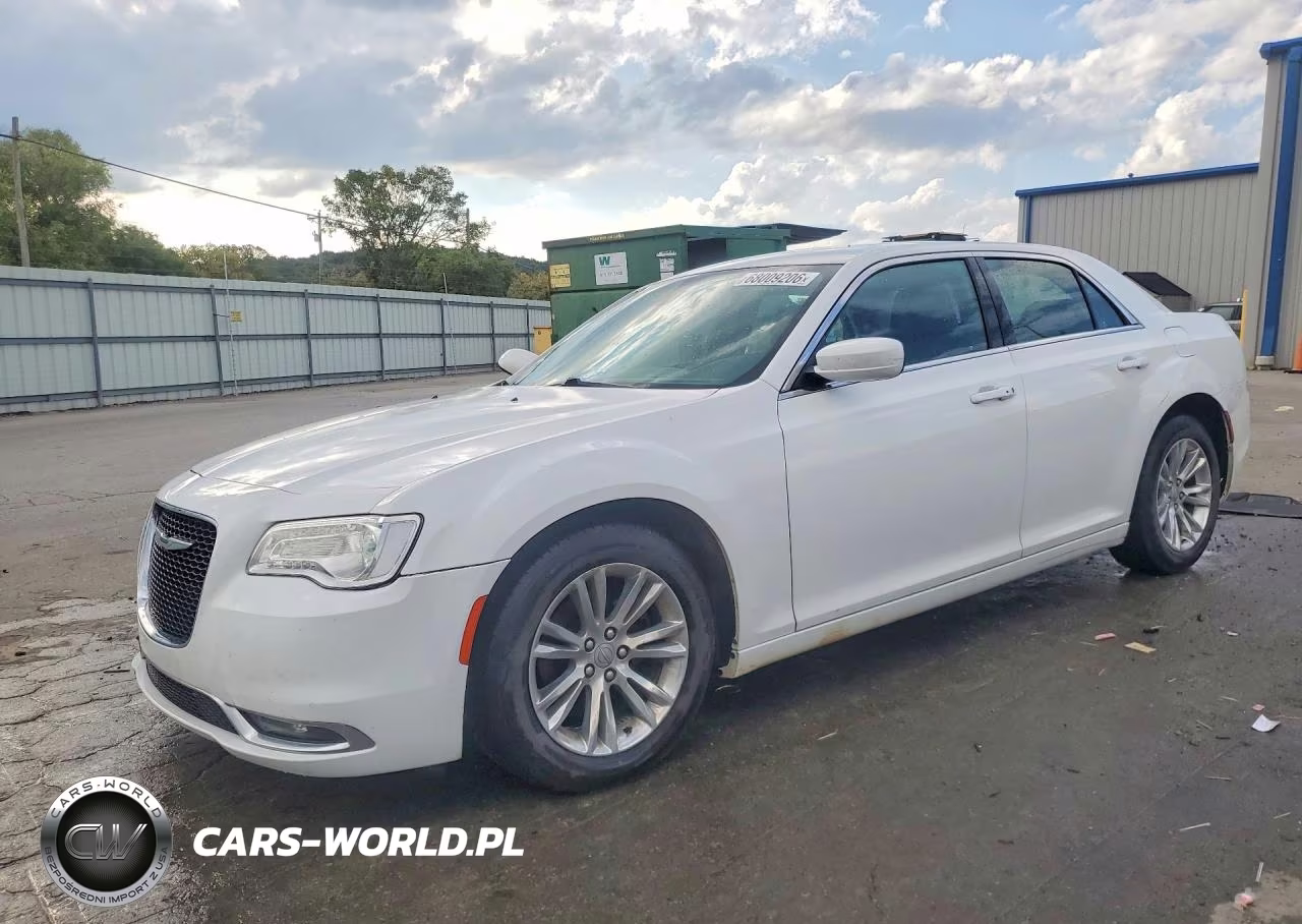 2018 Chrysler 300 Touring VIN:2C3CCAAG1JH275206 - 1