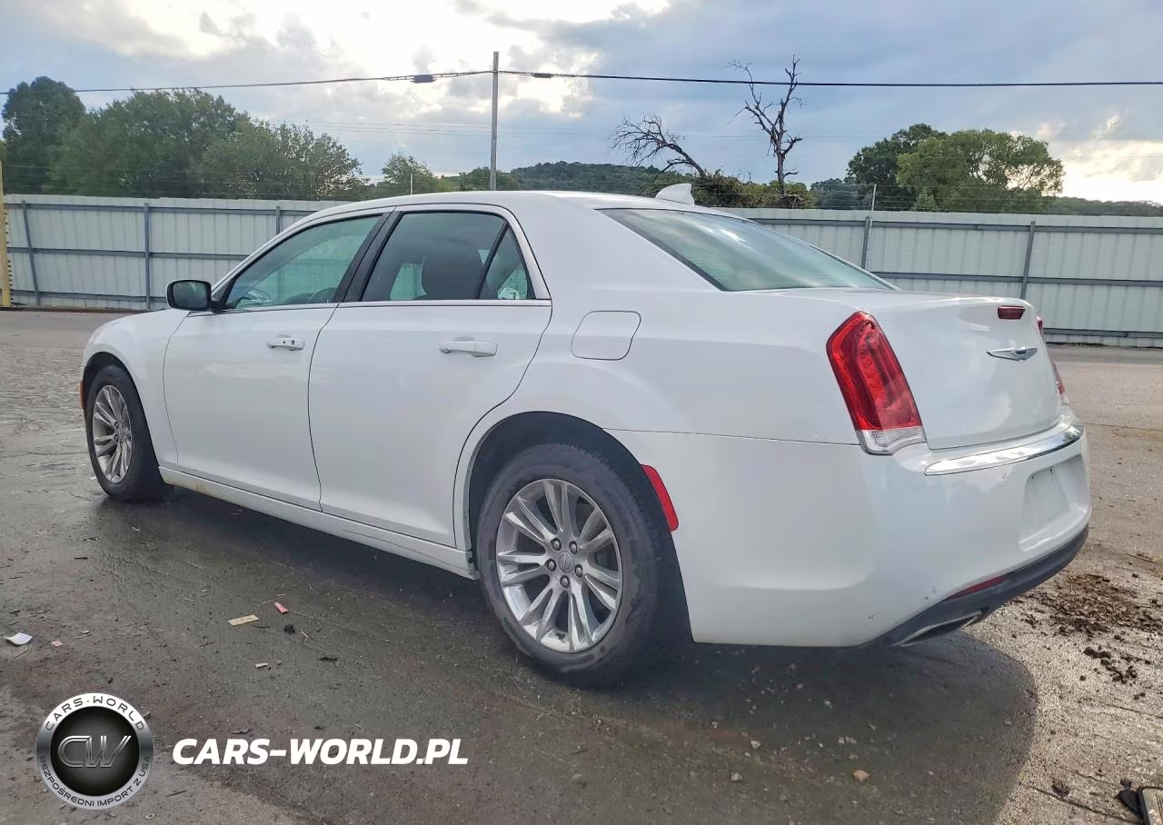 2018 Chrysler 300 Touring VIN:2C3CCAAG1JH275206 - 2