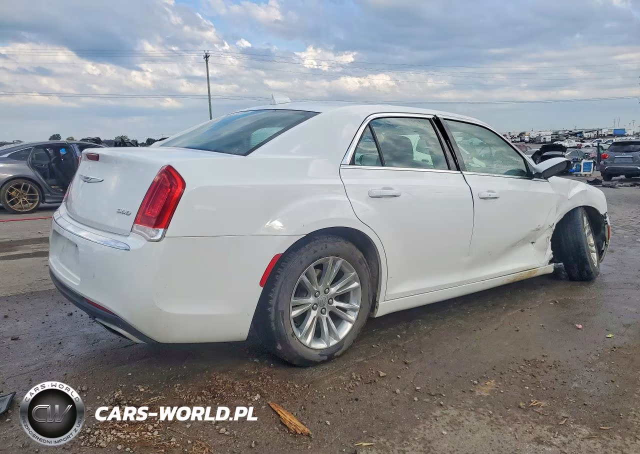2018 Chrysler 300 Touring VIN:2C3CCAAG1JH275206 - 3