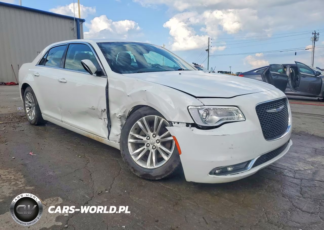 2018 Chrysler 300 Touring VIN:2C3CCAAG1JH275206 - 4