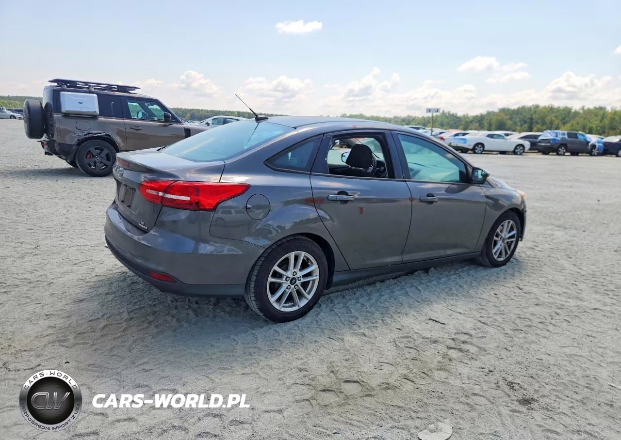 2015 Ford Focus Se VIN:1FADP3F27FL354084 - 3