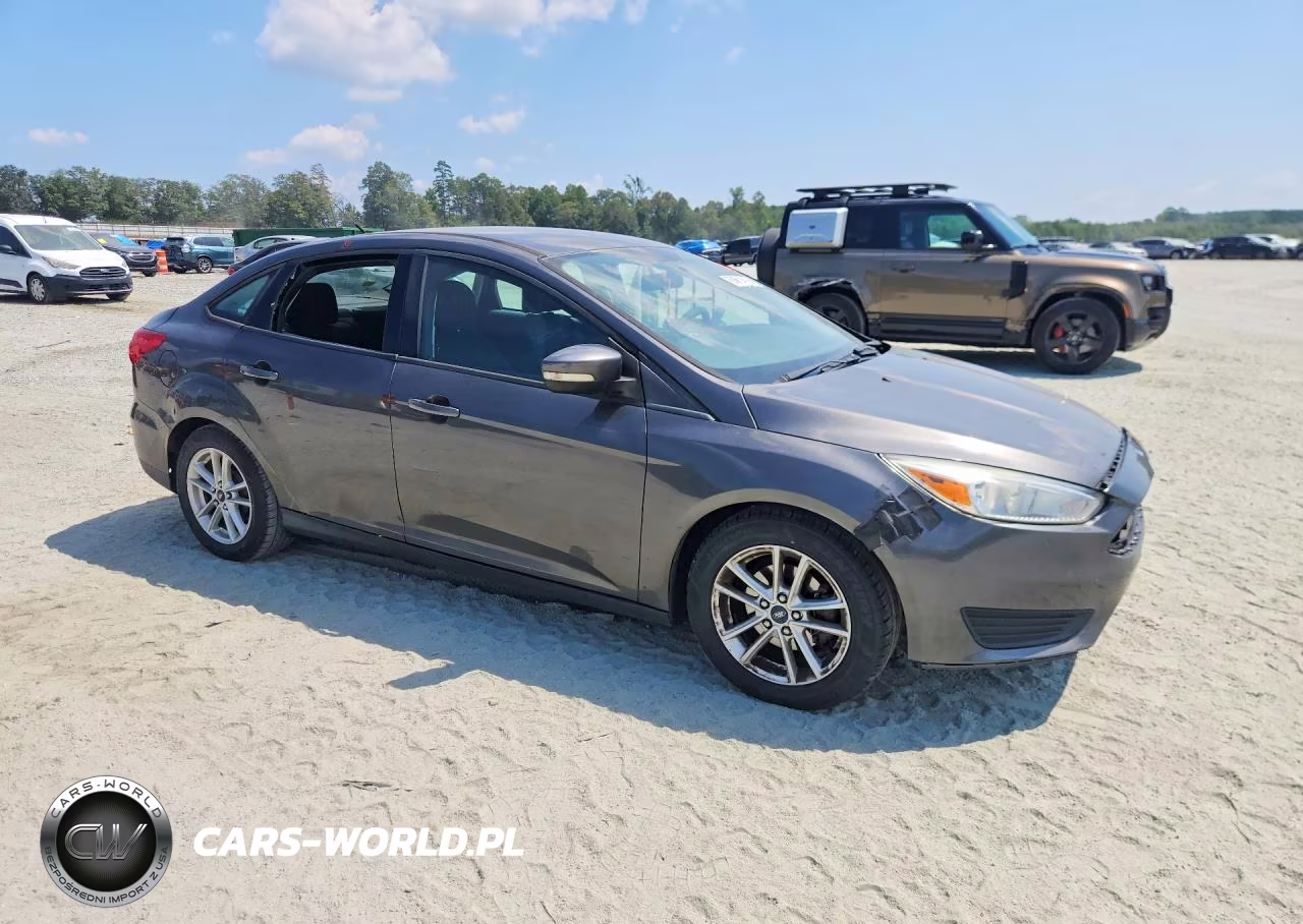 2015 Ford Focus Se VIN:1FADP3F27FL354084 - 4