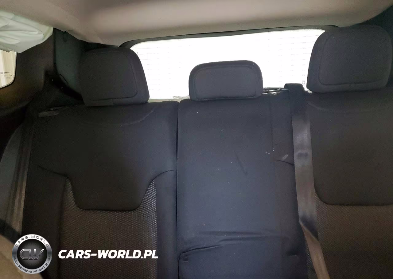 2023 Jeep Renegade Latitude VIN:ZACNJDB14PPP15879 - 10