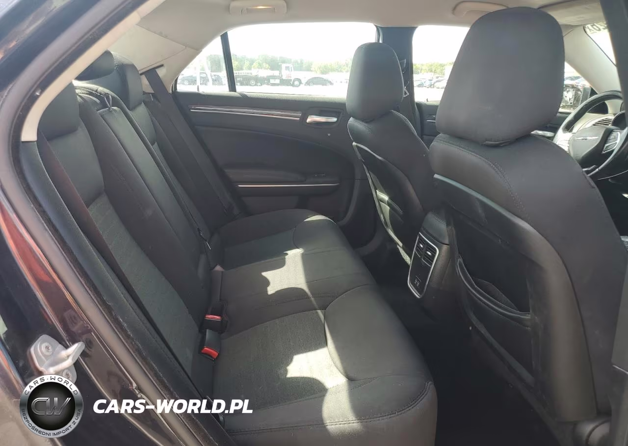 2019 Chrysler 300 Touring VIN:2C3CCAAG4KH566333 - 10