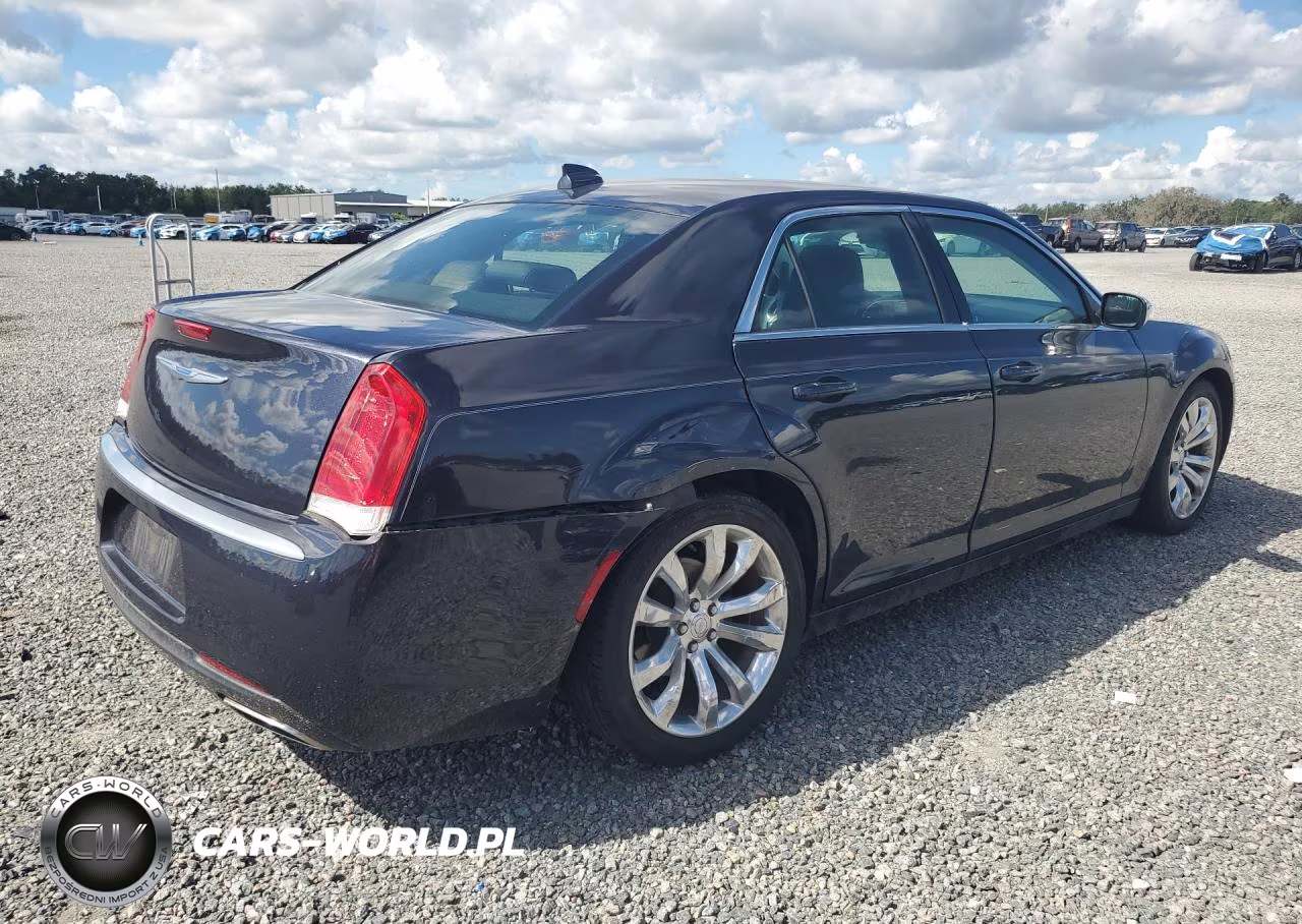 2019 Chrysler 300 Touring VIN:2C3CCAAG4KH566333 - 3