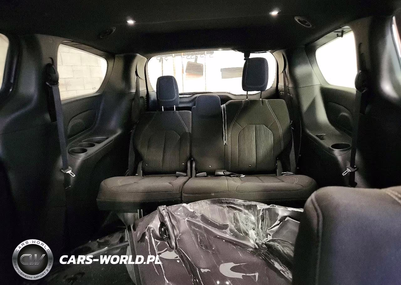 2019 Chrysler Pacifica Touring Plus VIN:2C4RC1FG0KR593943 - 10