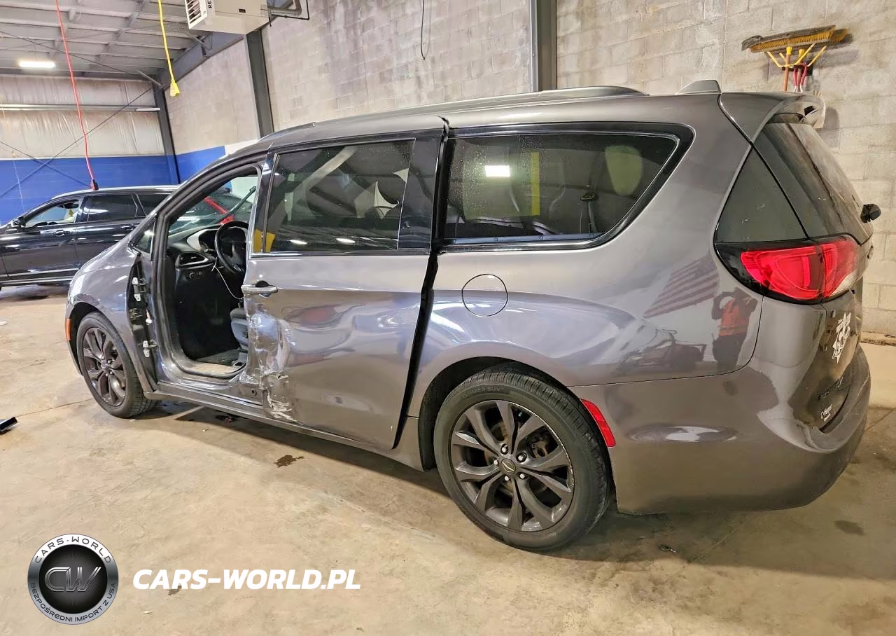 2019 Chrysler Pacifica Touring Plus VIN:2C4RC1FG0KR593943 - 2