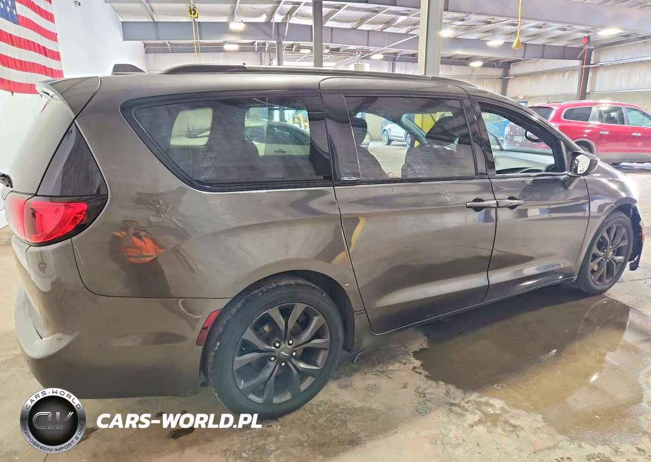 2019 Chrysler Pacifica Touring Plus VIN:2C4RC1FG0KR593943 - 3