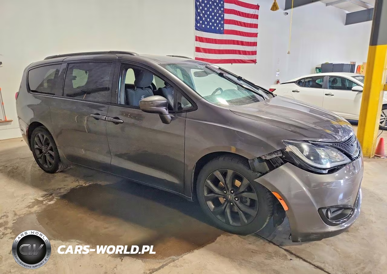 2019 Chrysler Pacifica Touring Plus VIN:2C4RC1FG0KR593943 - 4