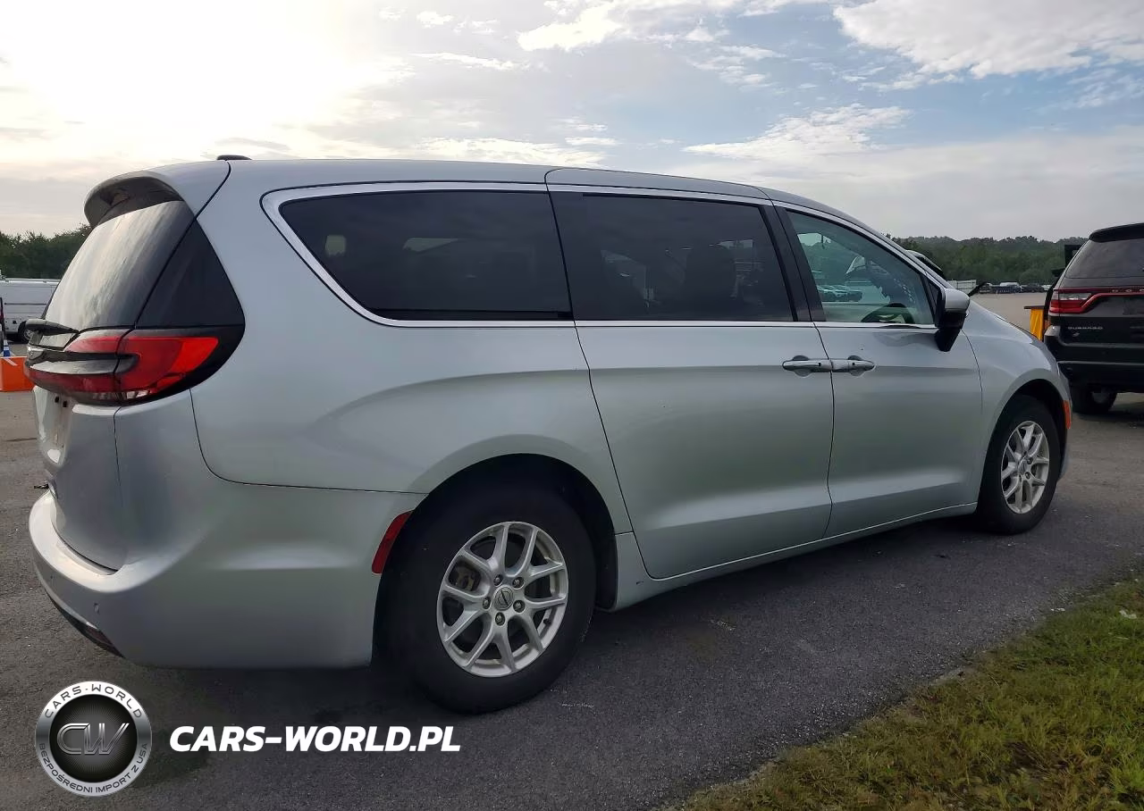 2023 Chrysler Pacifica Touring L VIN:2C4RC1BG8PR582198 - 3