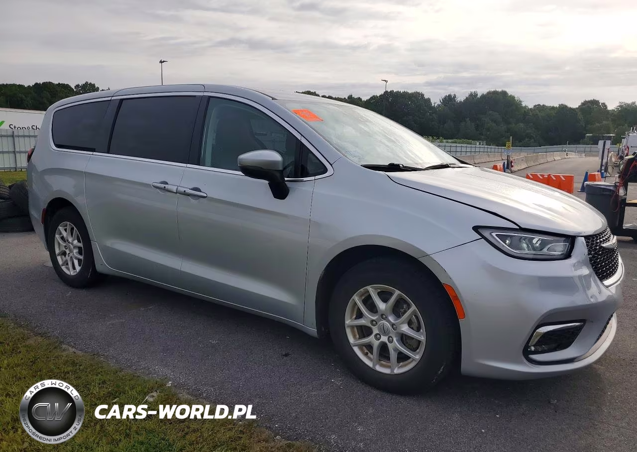 2023 Chrysler Pacifica Touring L VIN:2C4RC1BG8PR582198 - 4