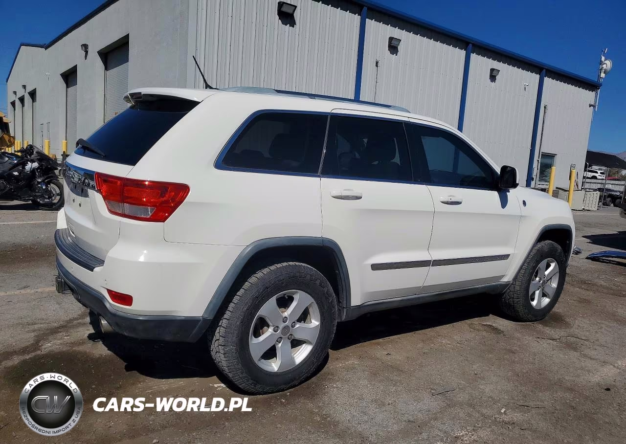 2011 Jeep Grand Cherokee Laredo VIN:1J4RR4GT4BC608961 - 3