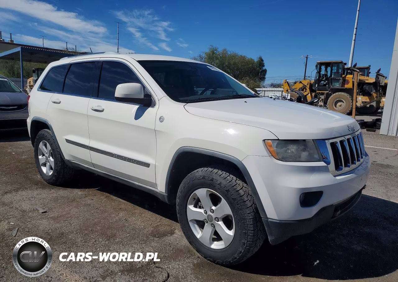 2011 Jeep Grand Cherokee Laredo VIN:1J4RR4GT4BC608961 - 4