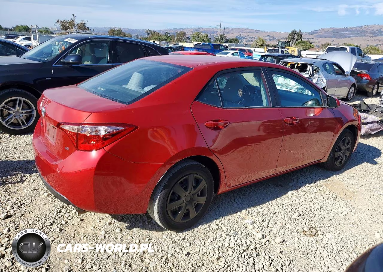2018 Toyota Corolla Le VIN:5YFBURHE5JP843328 - 3