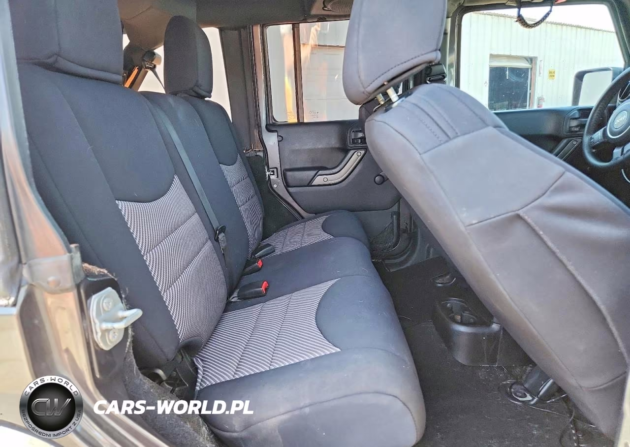 2014 Jeep Wrangler Unlimited Sport VIN:1C4BJWDG1EL296586 - 10