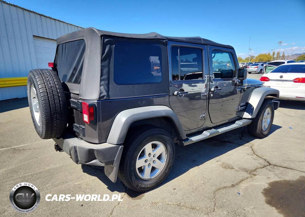 2014 Jeep Wrangler Unlimited Sport VIN:1C4BJWDG1EL296586 - 3