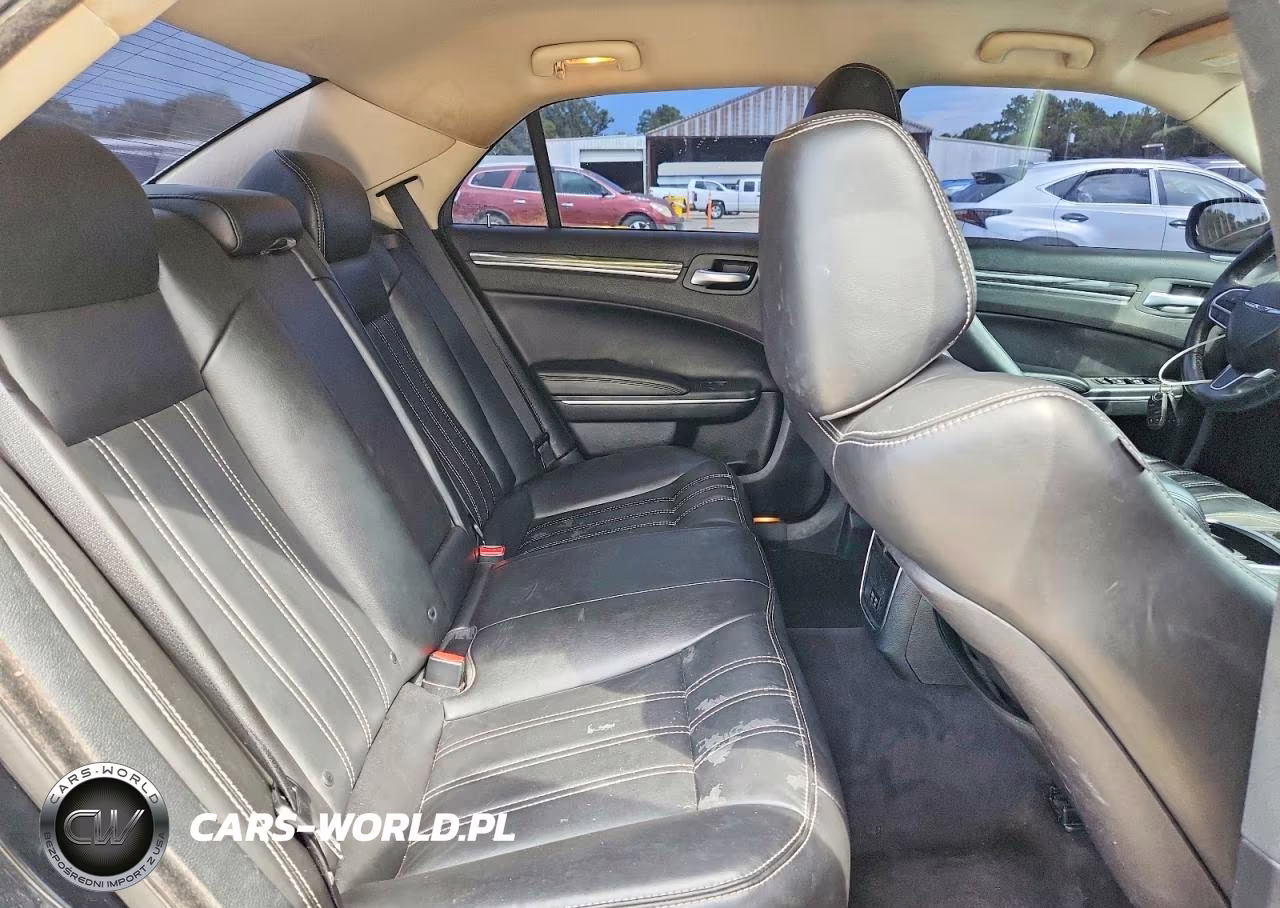 2018 Chrysler 300 Touring VIN:2C3CCAAG6JH222727 - 10