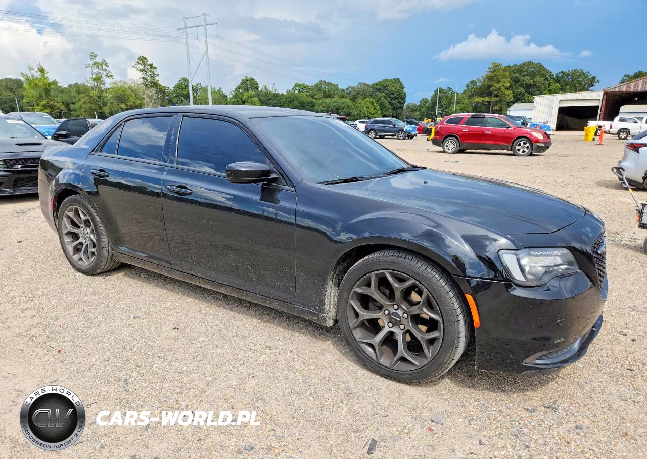 2018 Chrysler 300 Touring VIN:2C3CCAAG6JH222727 - 4