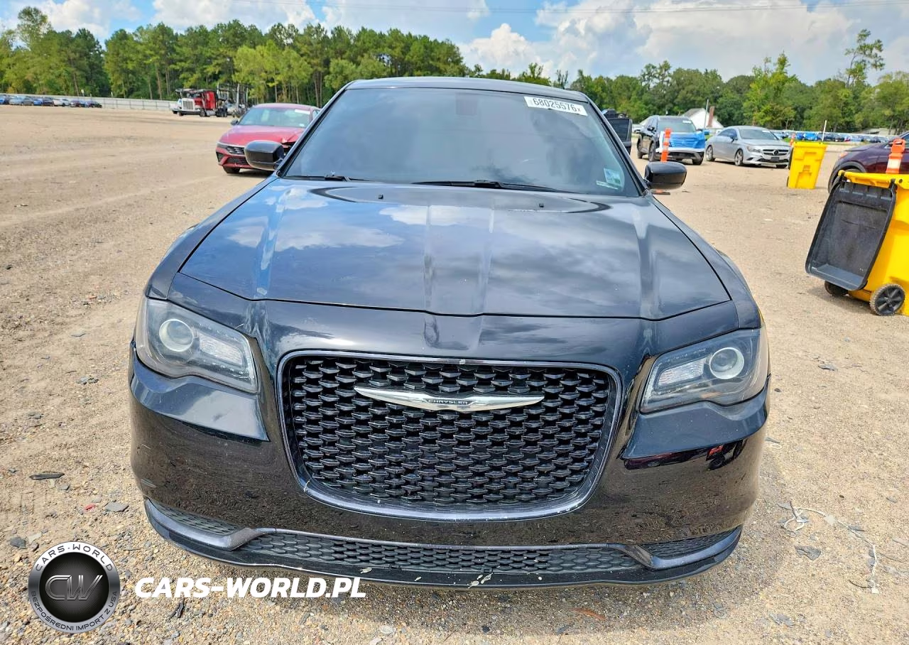 2018 Chrysler 300 Touring VIN:2C3CCAAG6JH222727 - 5